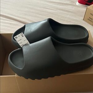 yeezy slide Black onxy color way one of the most popular color ways